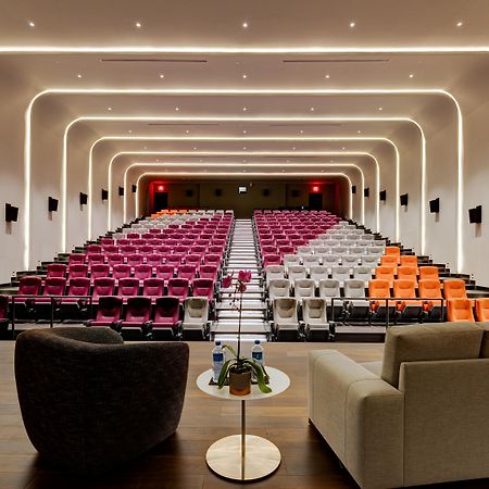 Hotel X Toronto, A Destination By Hyatt Hotel Exteriér fotografie The movie theater at The Standard East Village