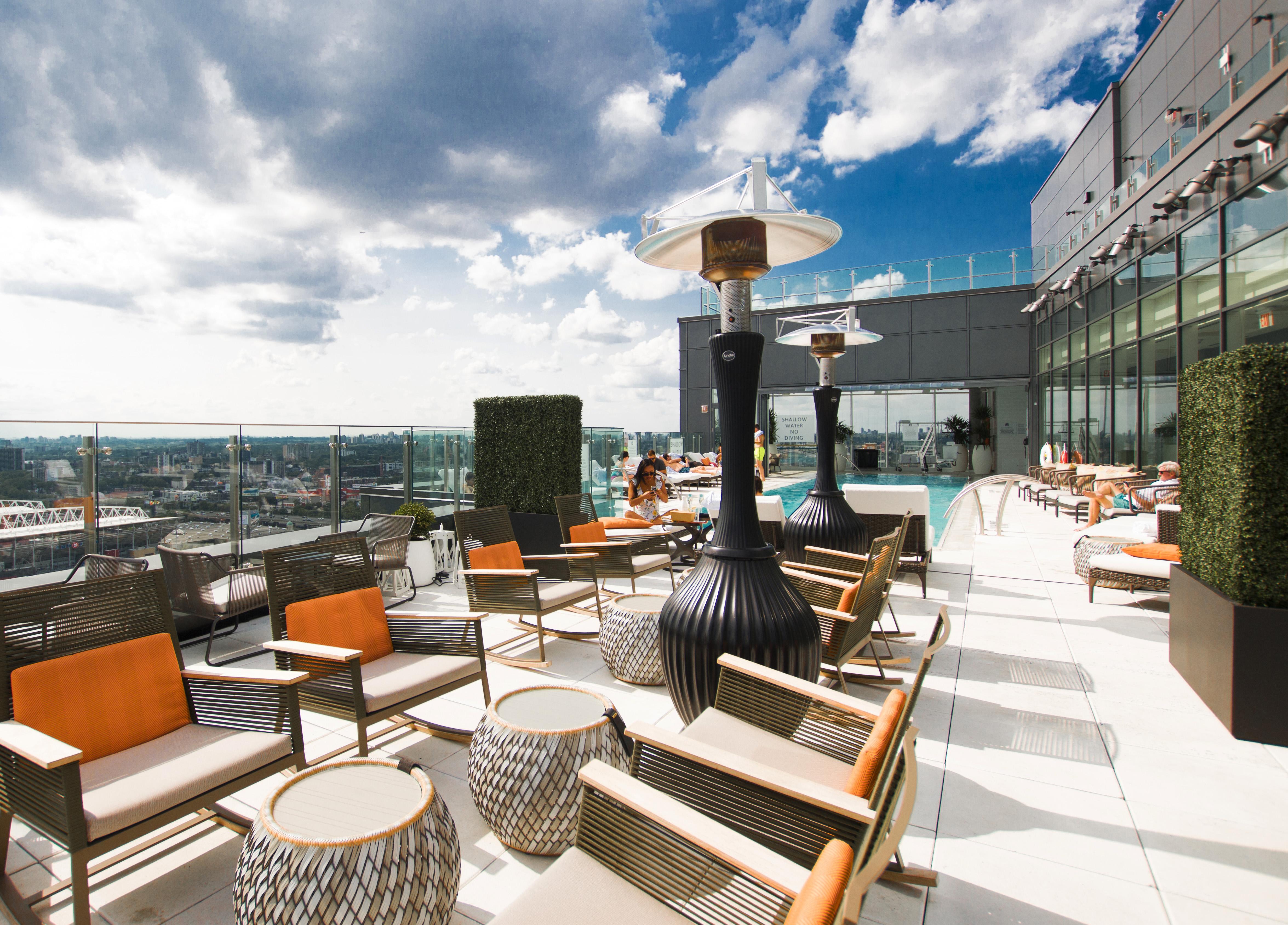 Hotel X Toronto, A Destination By Hyatt Hotel Exteriér fotografie The rooftop pool at the InterContinental